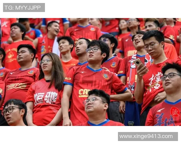 中国球迷热情追捧足球巨星纷纷要求签名现场气氛火爆